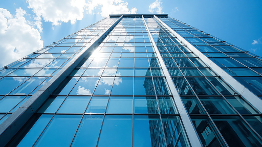 公司大楼外观,现代化办公楼建筑,玻璃幕墙设计,周围绿化环境优美,蓝天白云背景